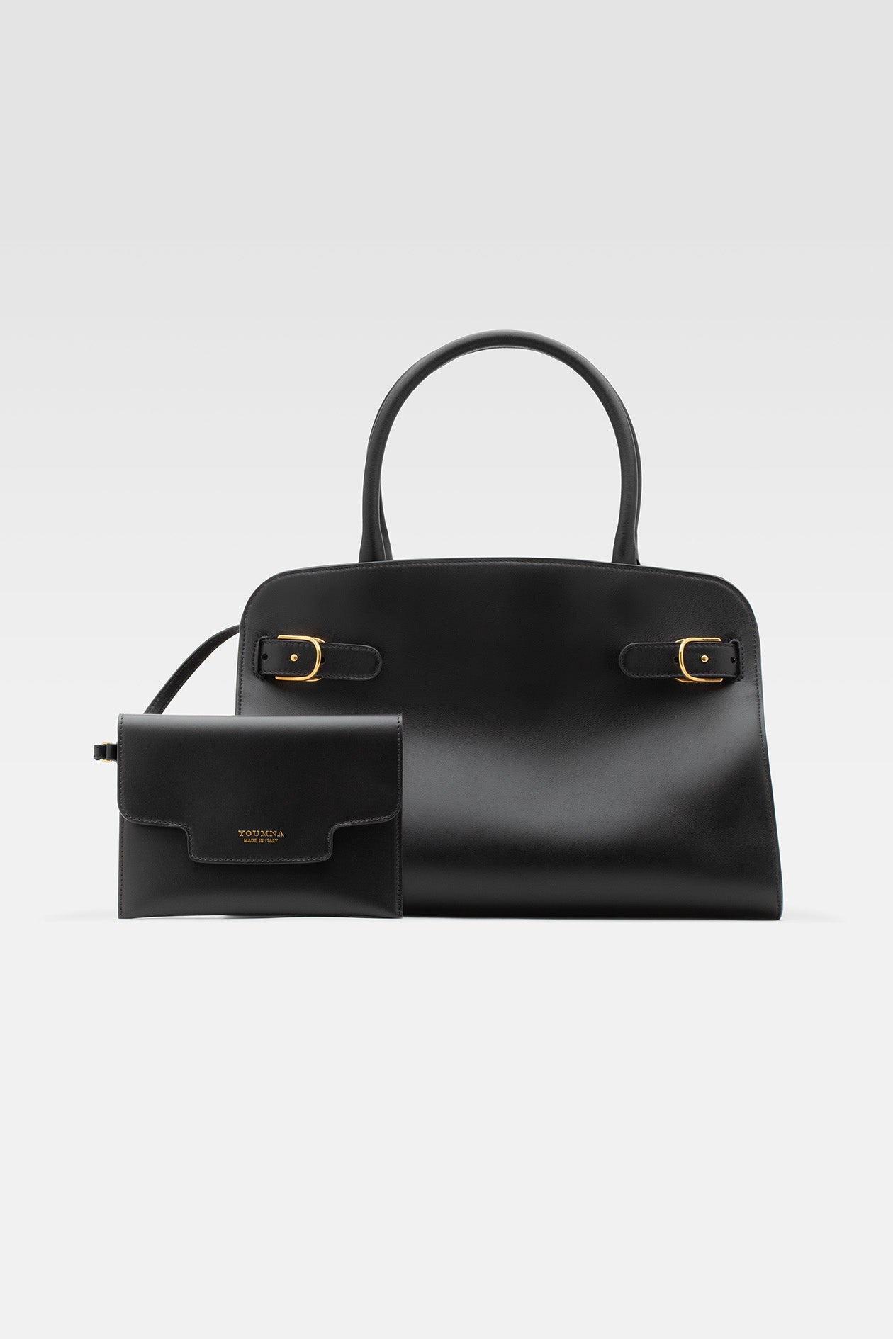 Handbag in black leather and pochette in black leather.