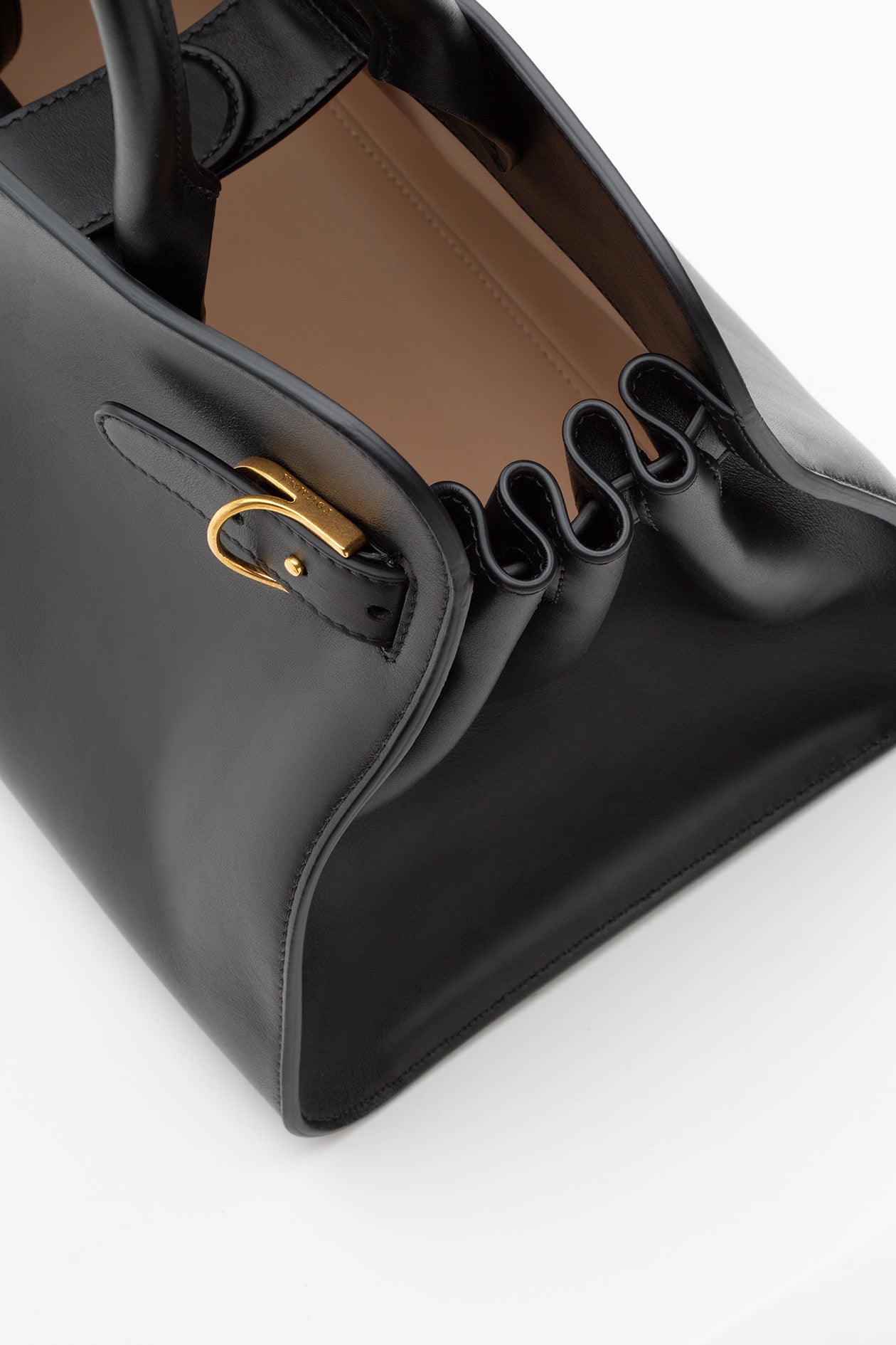 Handbag in black leather and pochette in black leather.