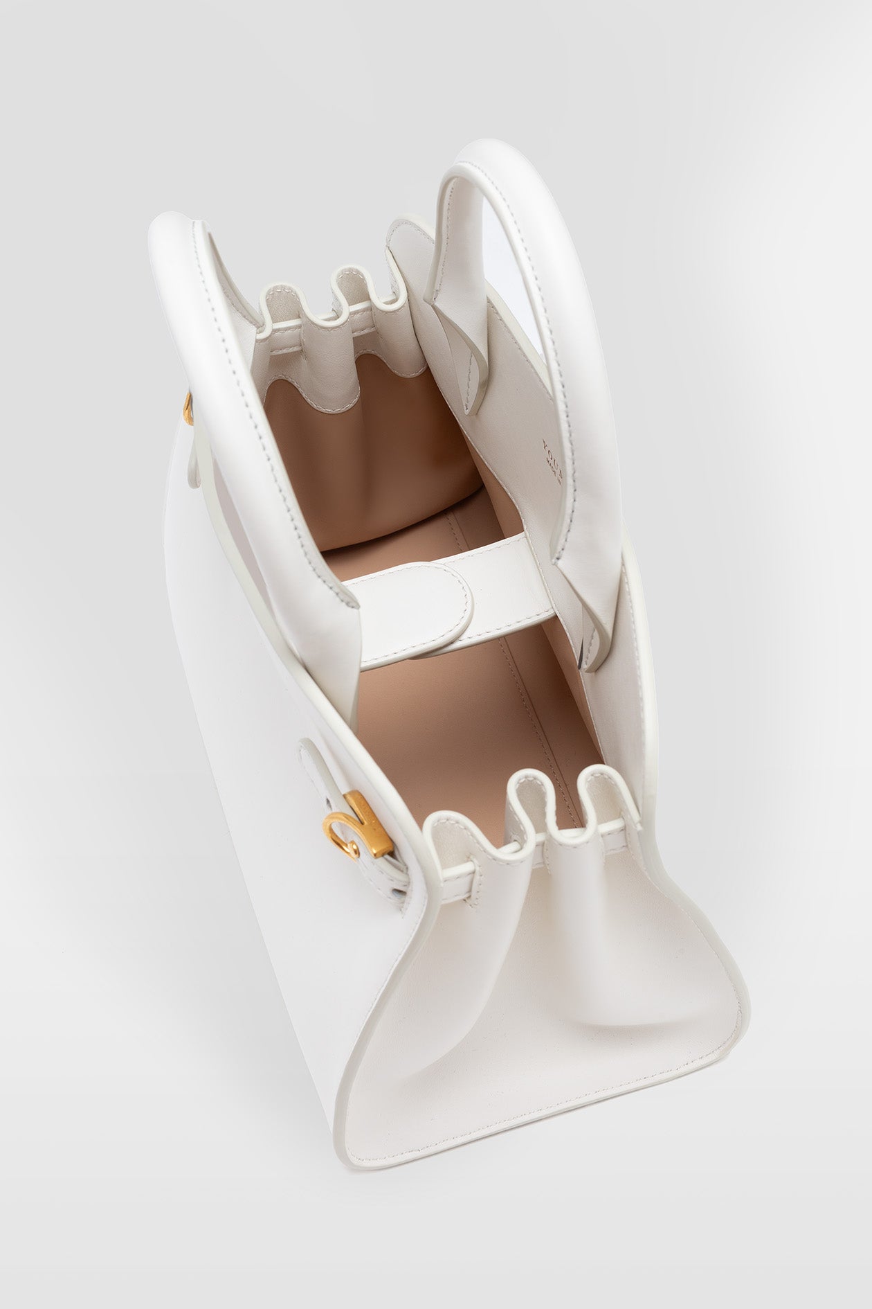 Medium handbag in milk leather with pochette in milk leather.