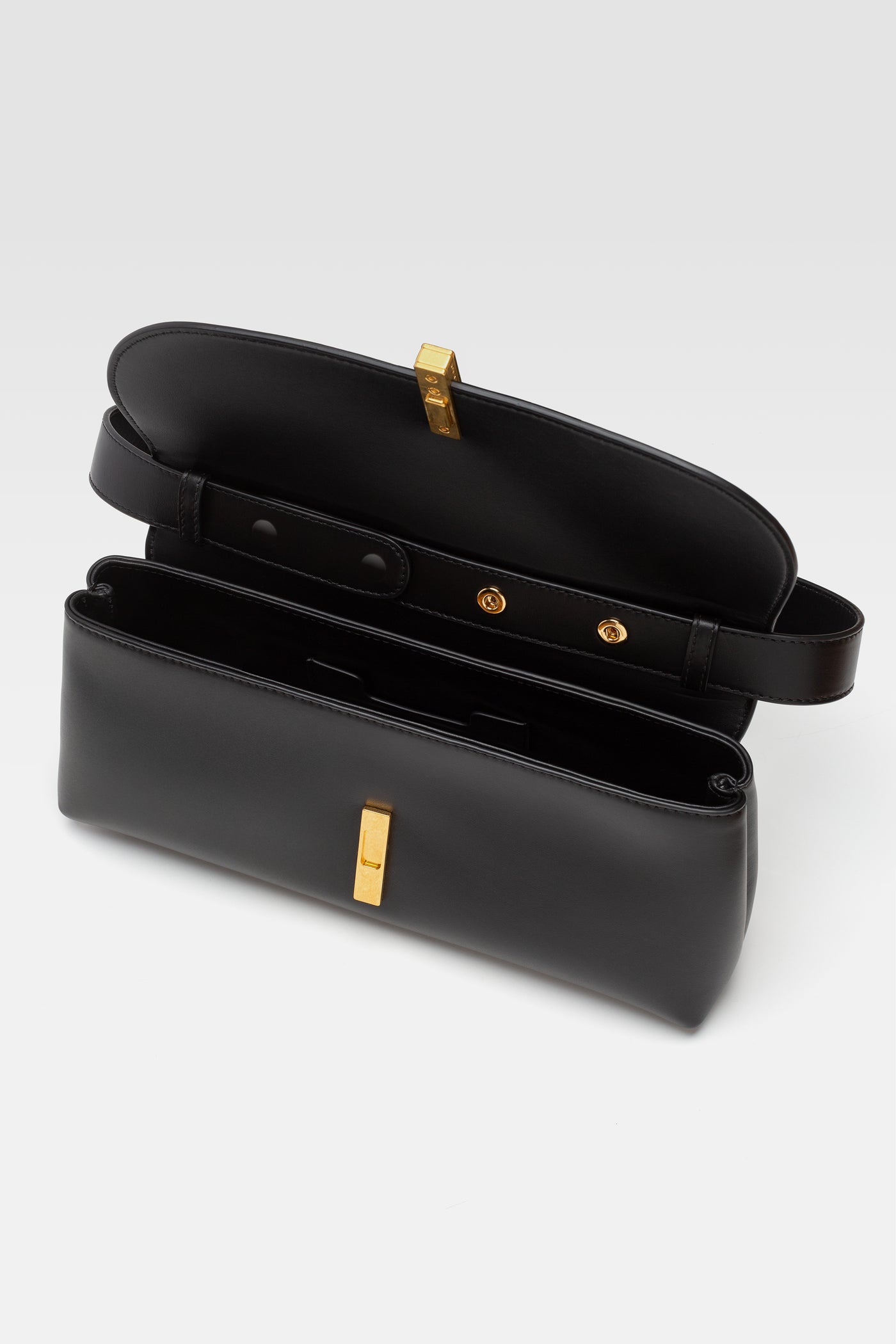 Shoulder bag in black leather.