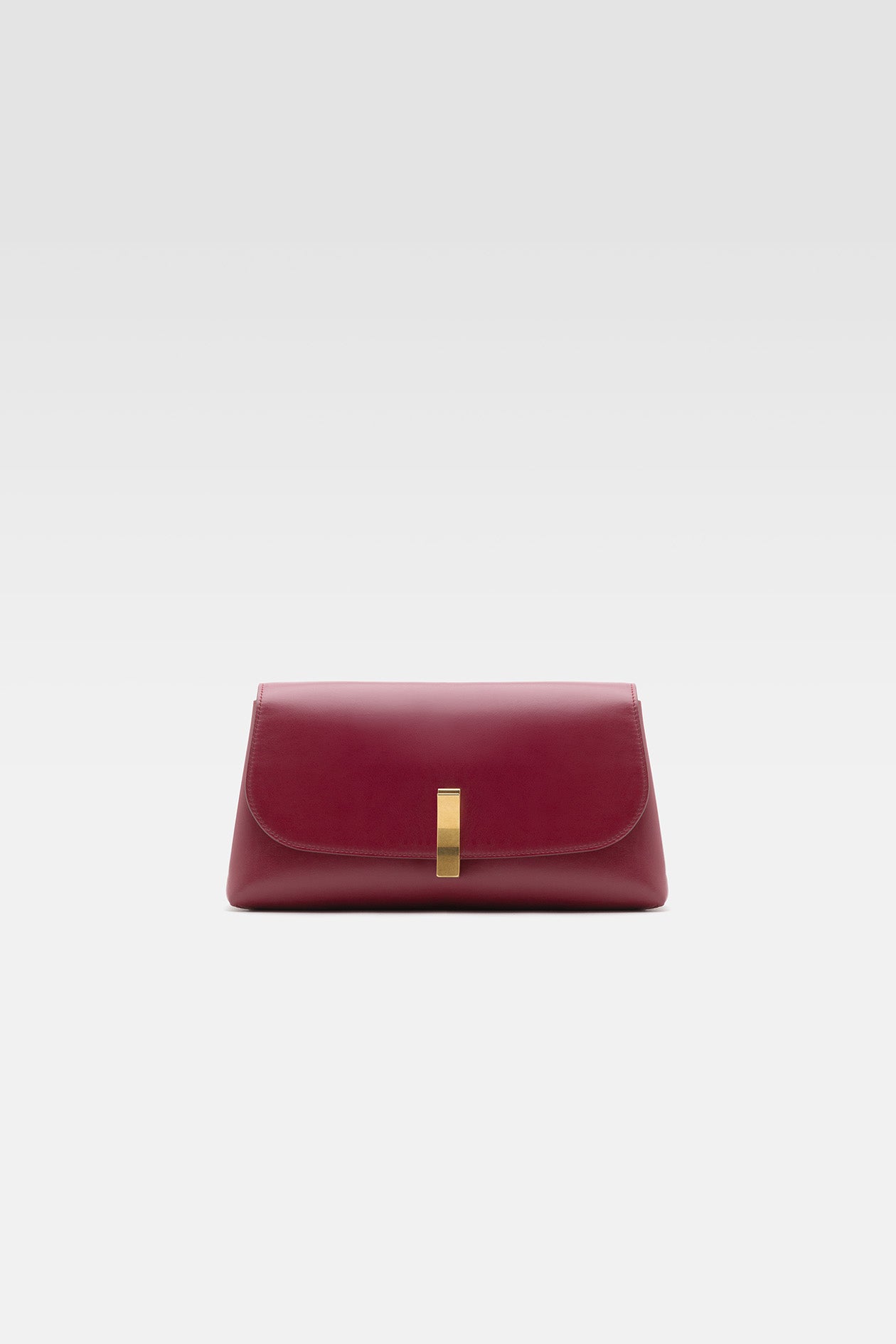 Pochette in burgundy leather.