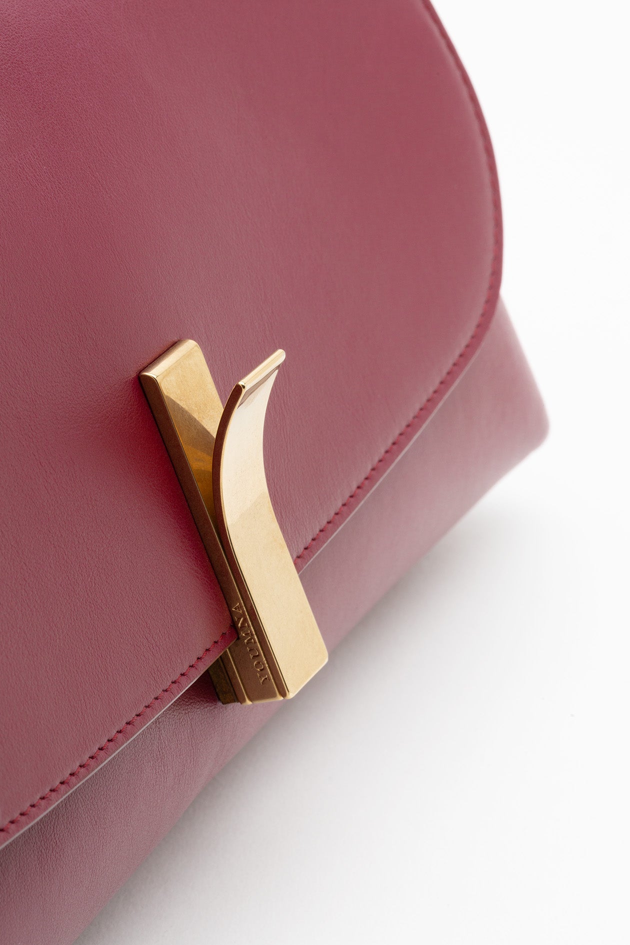 Pochette in burgundy leather.